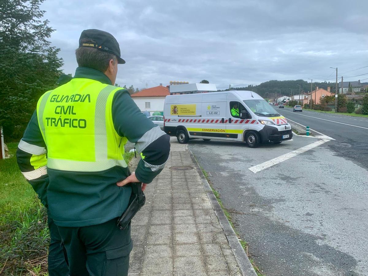Hasta el lugar se desplazaron efectivos de la Guardia Civil y de conservación de carreteras para dirigir el tráfico y limpiar la calzada