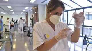 La vacunación de la gripe en Canarias se acelera mientras la de covid se desinfla