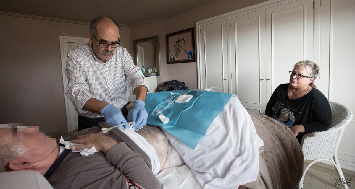 El enfermero Manolo Ferrández atendiendo a un paciente de la Unidad de Cuidados Paliativos, en imagen de archivo.