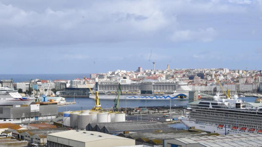 Un crucero ilumina la noche en los muelles