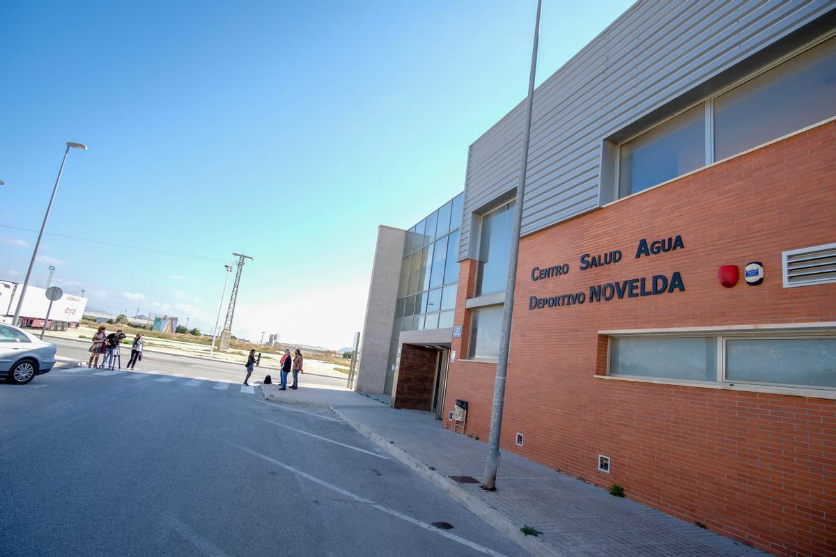 La instalación deportiva se encuentra en la zona de expansión urbana de Novelda.