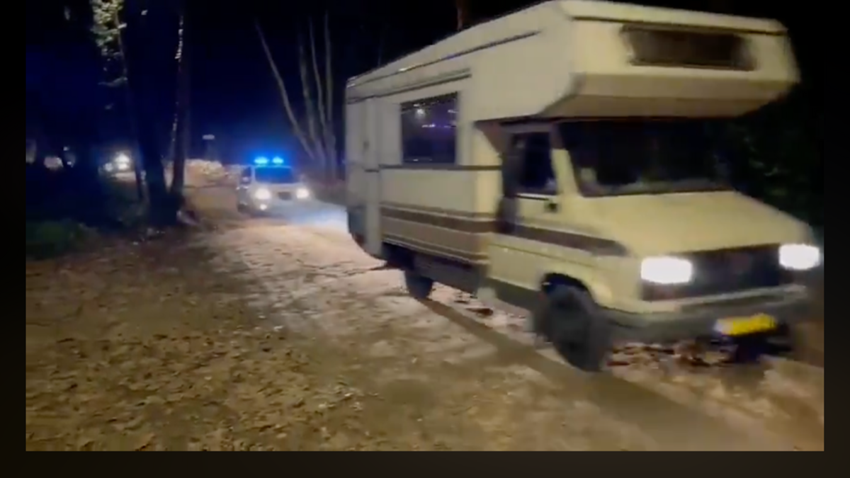 Mossos desalojan caravanas de la rave estacionadas en Dosrius.