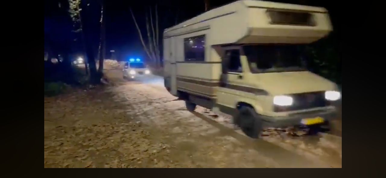 Mossos desalojan caravanas de la rave estacionadas en Dosrius.