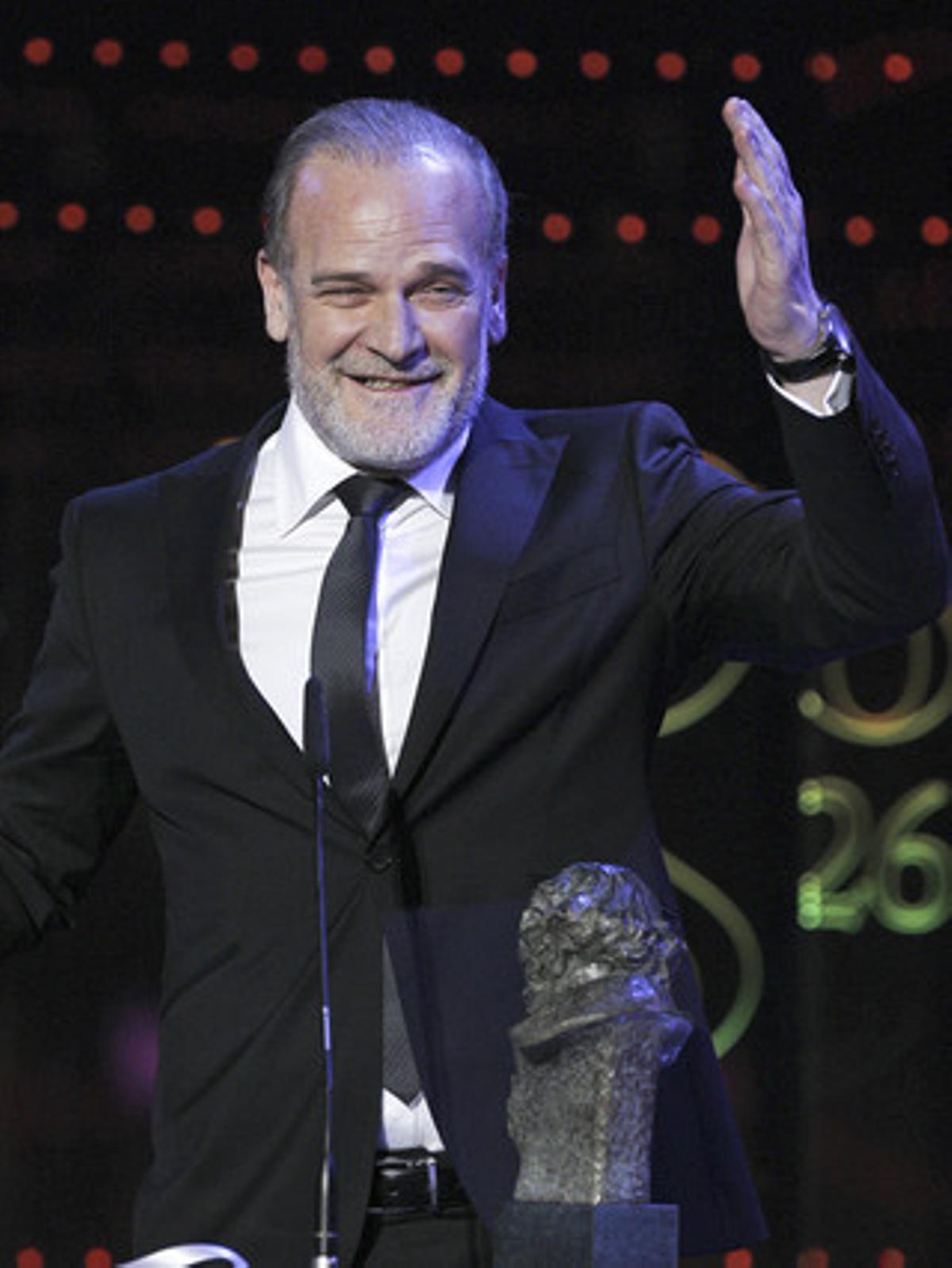 Lluís Homar saluda tras recoger su premio a mejor actor secundario.