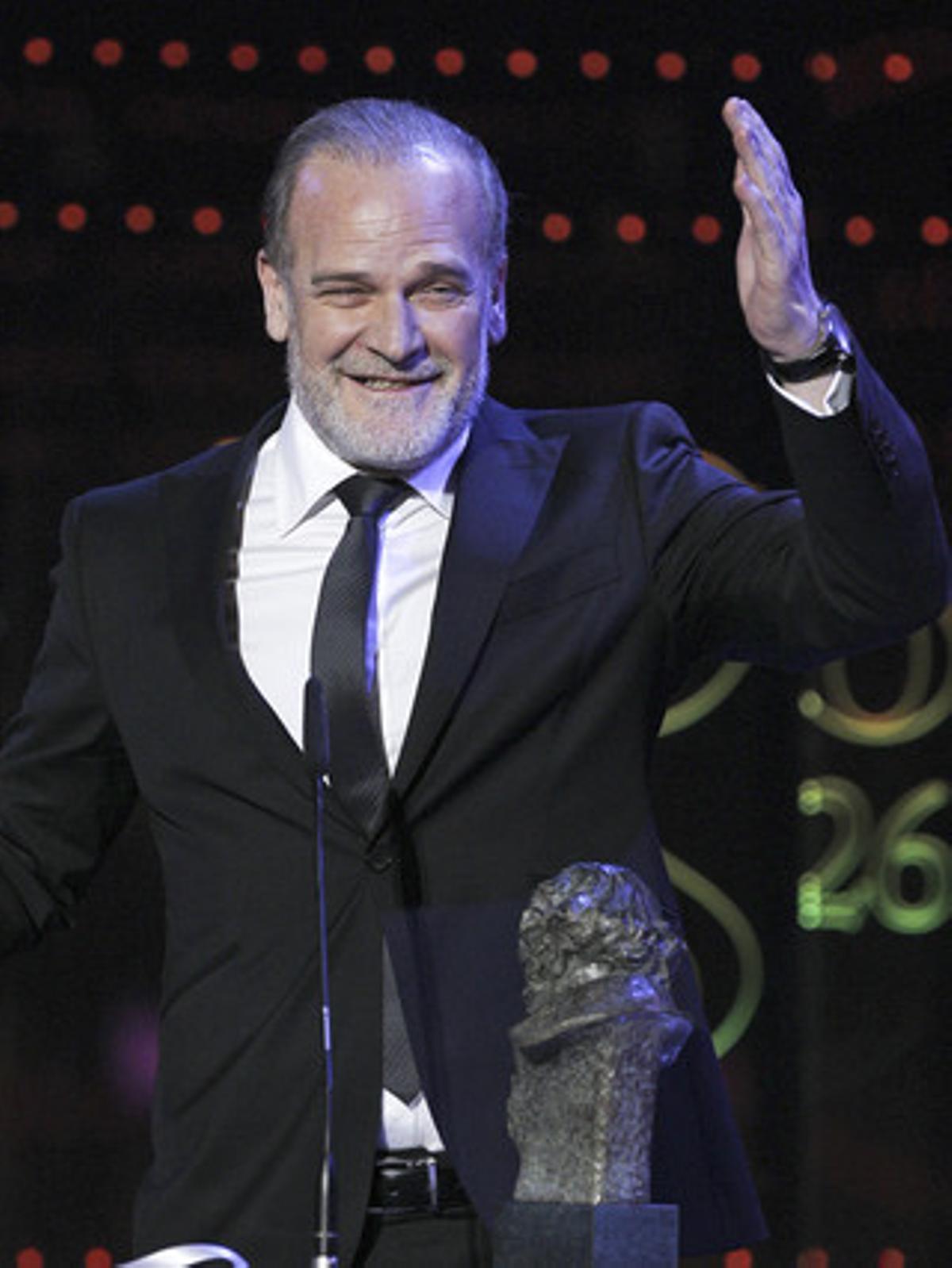 Lluís Homar saluda després de recollir el seu premi a millor actor secundari.