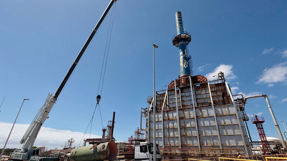 Trabajos de desmantelamiento de la Refinería de Santa Cruz de Tenerife.