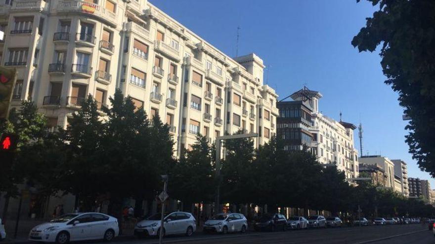 Una fila de taxis paraliza el Paseo Independencia de Zaragoza