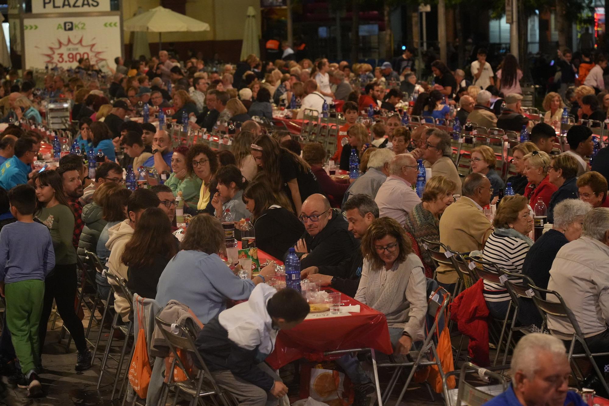 Búscate en la galería de fotos del 'sopar de pa i porta' de las fiestas de Almassora