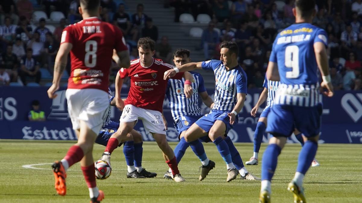Nacho Castillo controla un balón durante el encuentro del CD Teruel ante la Ponferradina.