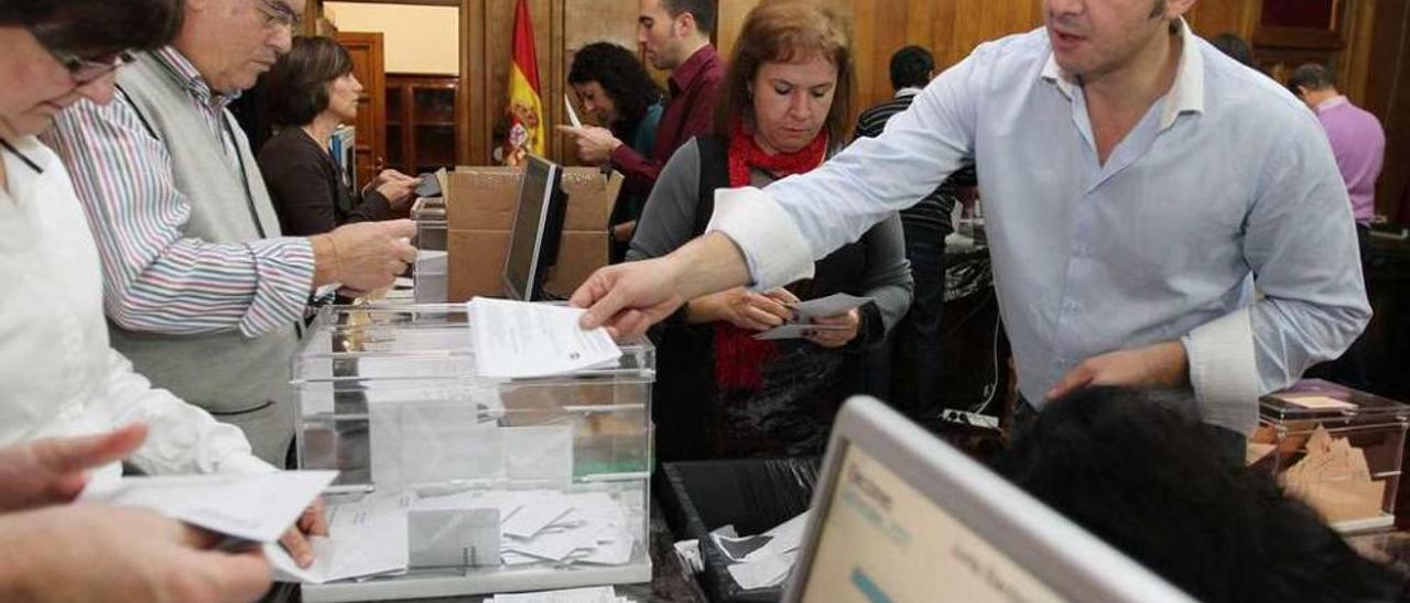 Recuento del voto emigrante en Ourense en las elecciones generales de 2011. // Iñaki Osorio