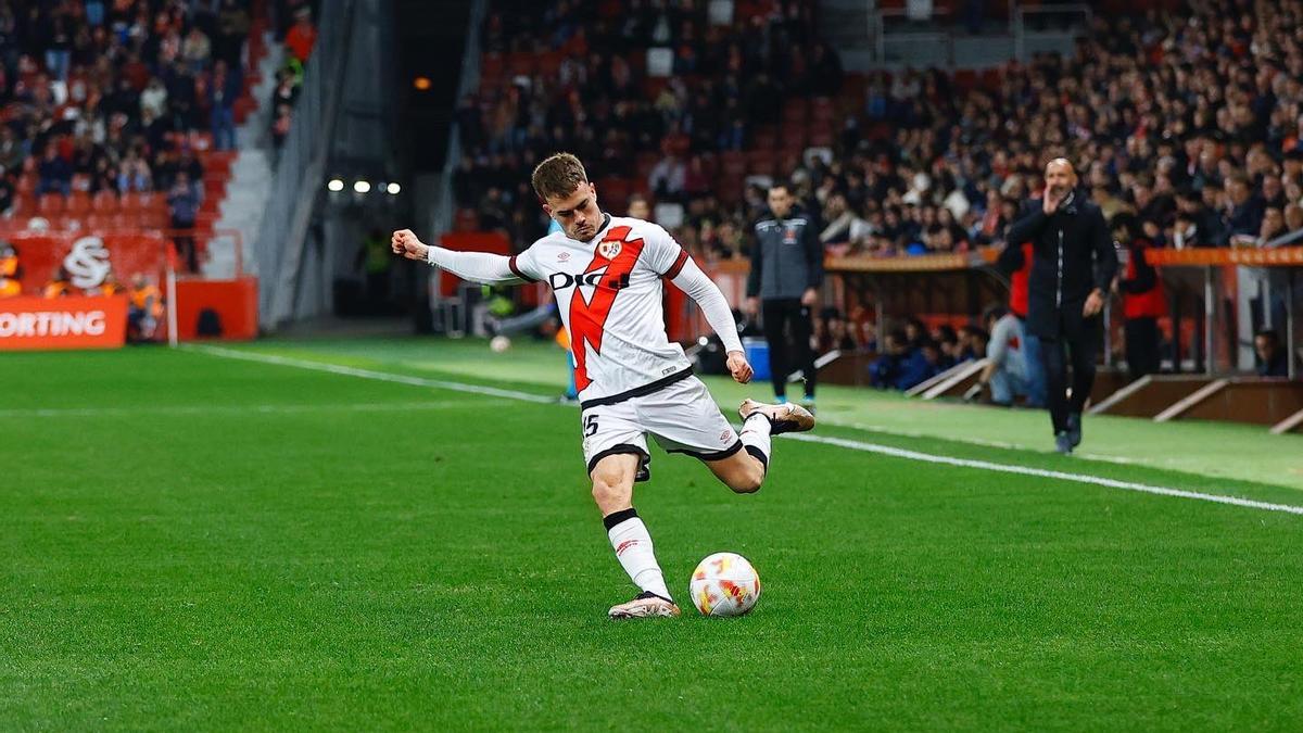 Pep Chavarría golpea el balón en un partido con el Rayo Vallecano.