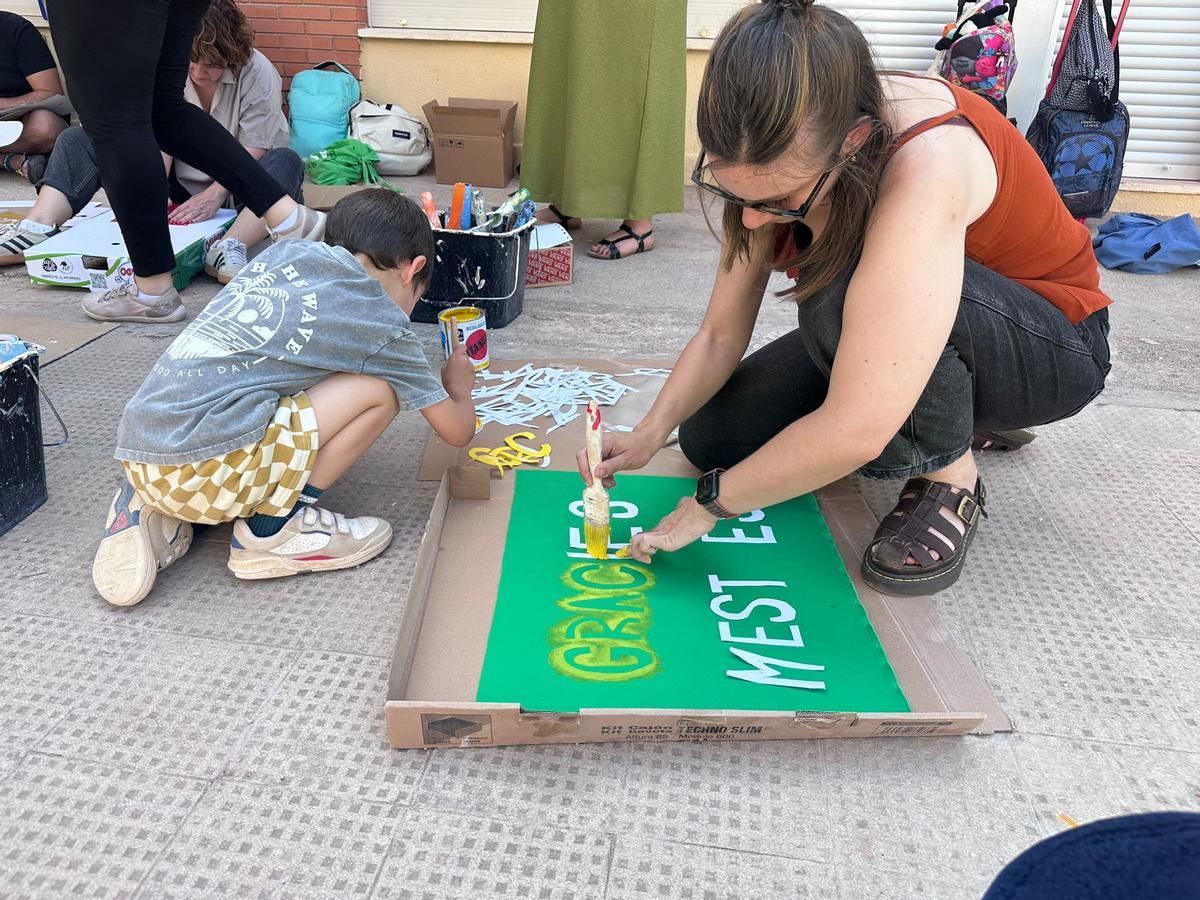 Maria Avariento, preparando una pancarta.