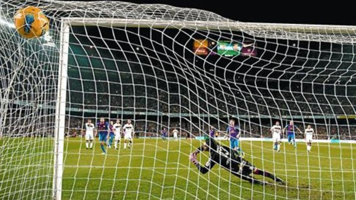 Messi supera de penalti a Aouate en el primero de sus tres goles de ayer.