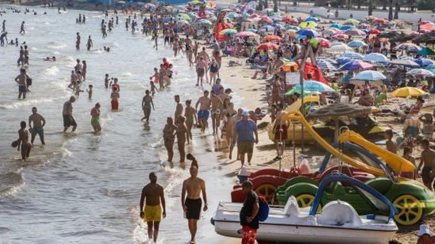 Torrevieja es una ciudad vacía en invierno que sólo se llena en el mes de agosto.