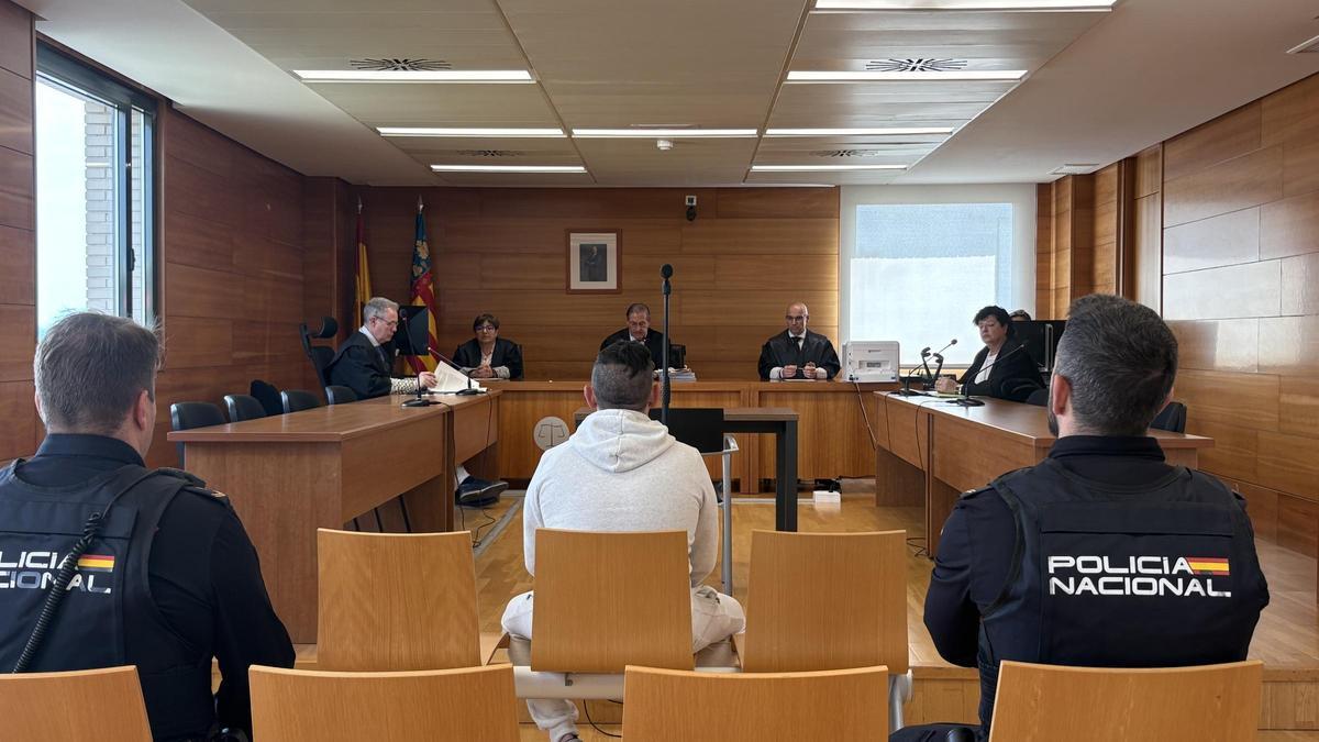 Imagen del ladrón multirreincidente, que fue trasladado ayer desde prisión para el juicio.