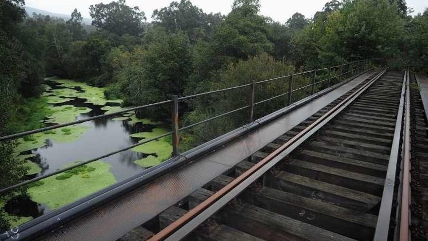 Puente sobre el río Umia que formará parte de esta vía verde. // I. A.
