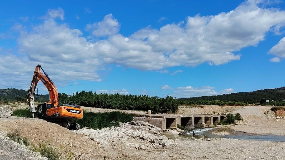 Imagen de las máquinas trabajando en el puente sobre el Magre en el Camí del Roll en Llombai.