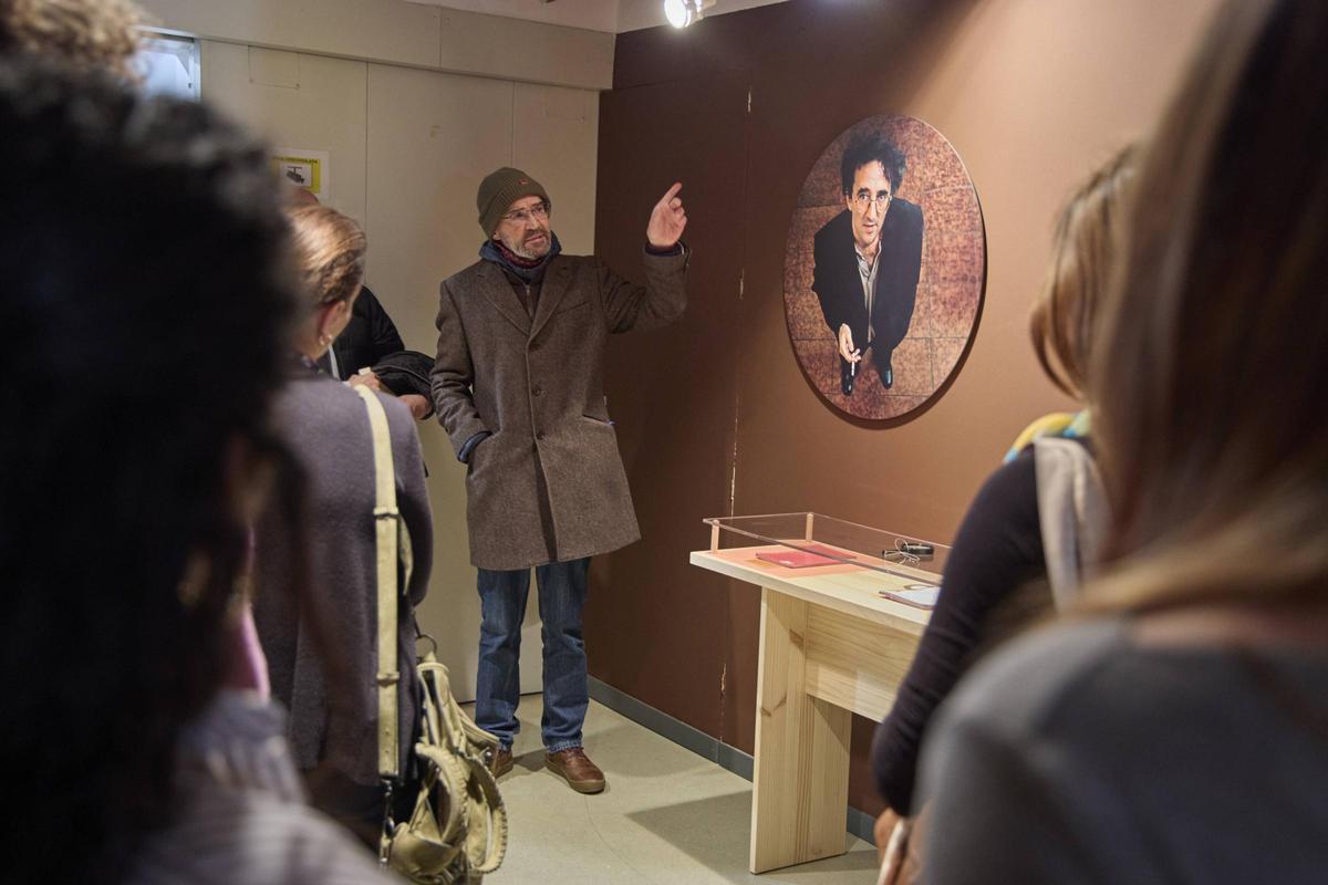 El comissari de la mostra, Juan Insúa, exercint de guia a uns estudiants de la UPF divendres passat.