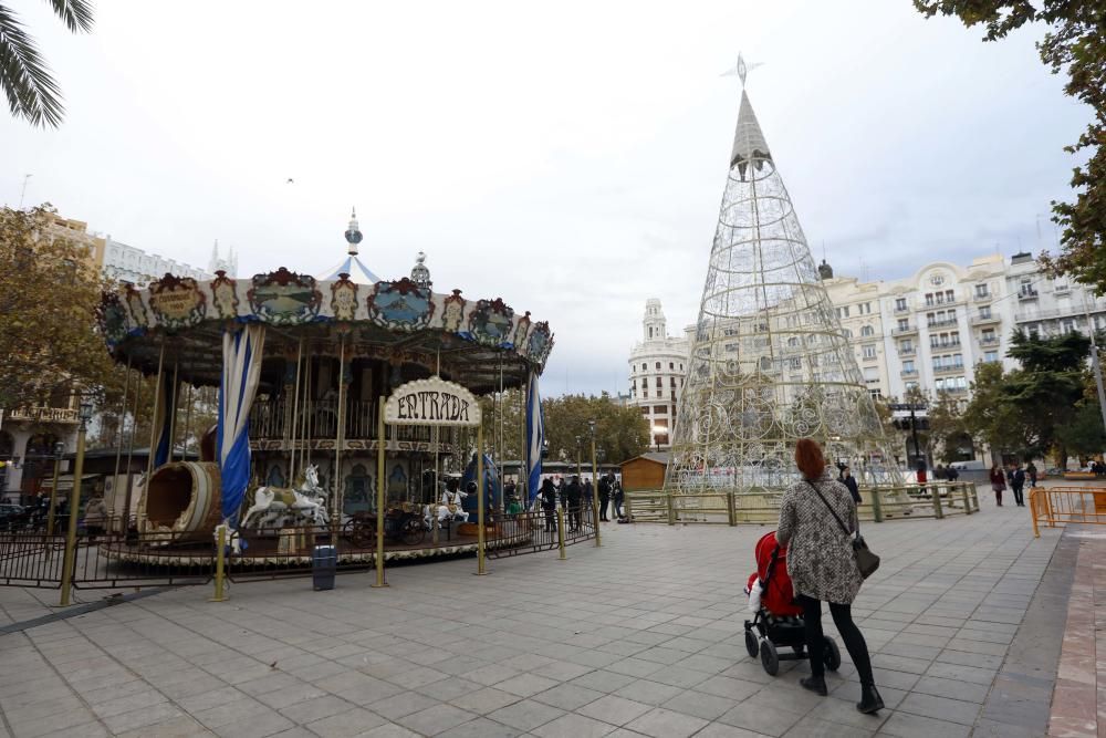 Primer día del árbol de Navidad, pista de patinaje sobre hielo y el tiovivo del ayuntamiento