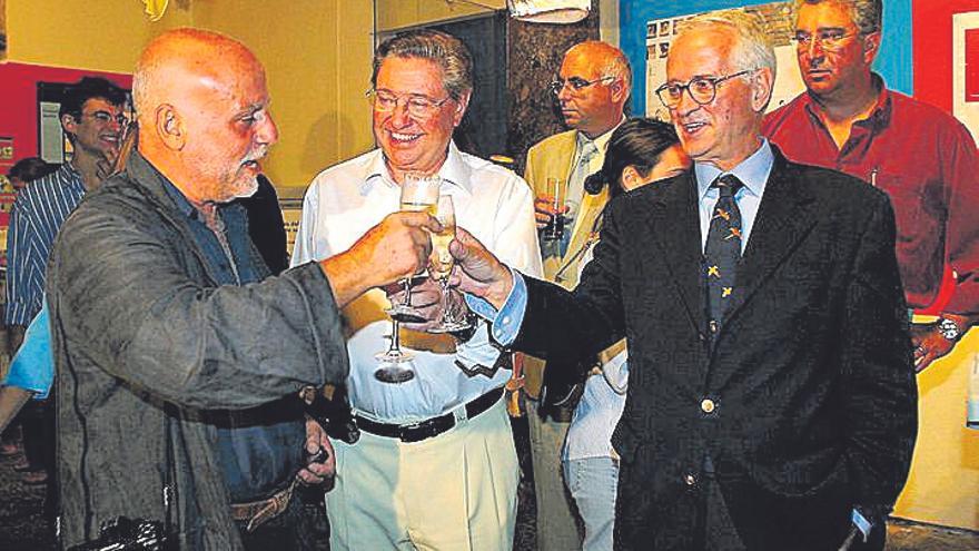 El artista madrileño (derecha) brindó en la Nit de l’Art de 2002 con Joan Fageda (centro) y Ferdinando Scianna (izquierda).