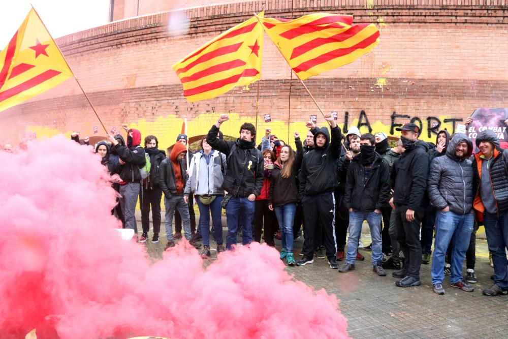 Pinten de groc la subdelegació del govern a Girona