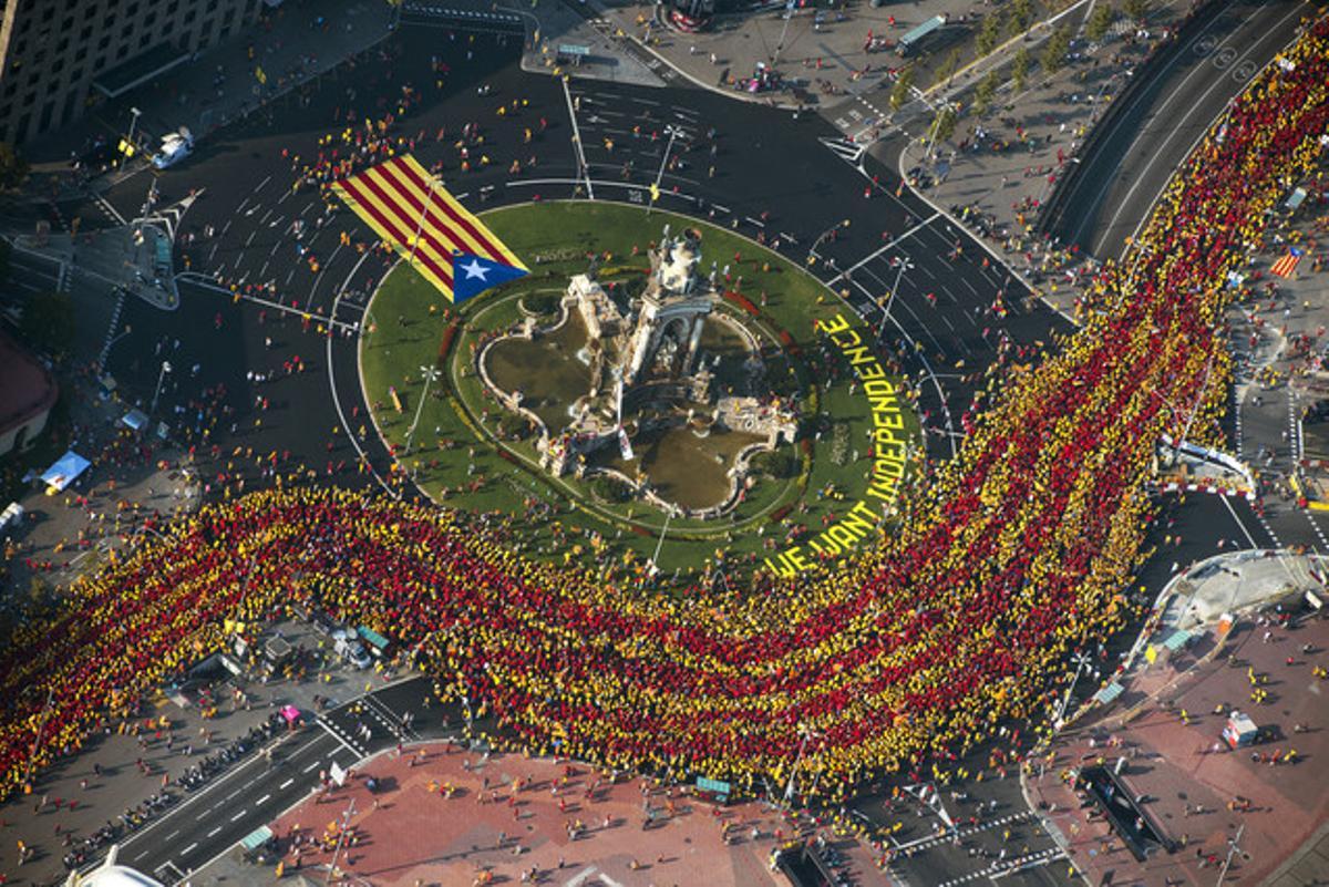 La plaça Espanya vista des de l’aire durant la Diada 2014.