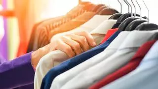 Adiós a colgar las camisas y jerséis en perchas: la solución japonesa para ganar espacio en el armario