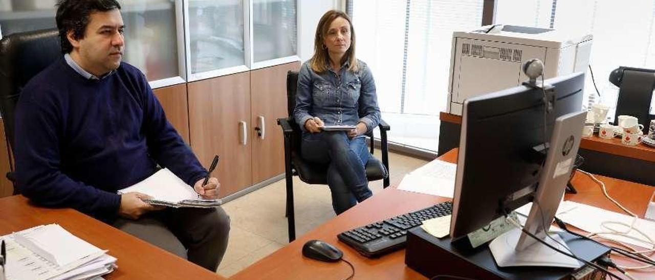 Adolfo Fernández y Belén Cabal, ayer en la sede del CINN, en una videoconferencia con responsables del CSIC para hacer el seguimiento del proyecto.