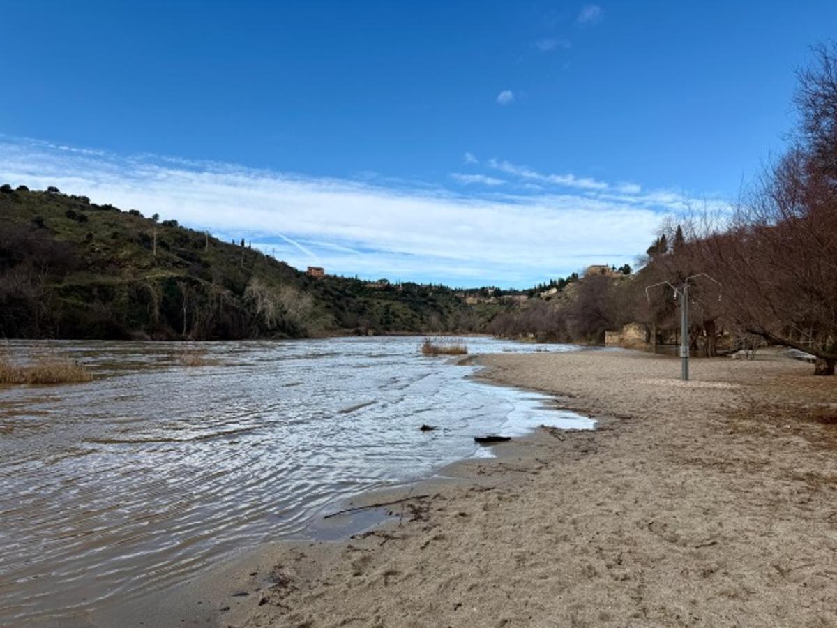 Parte de la playa Tenerías, cubierta de agua tras la crecida del río Tajo a su paso por Toledo