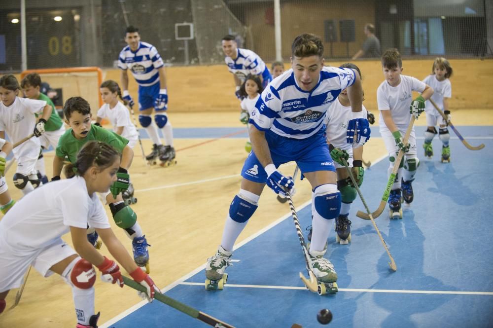 El equipo de hockey sobre patines presenta en el Palacio de los Deportes de Riazor las equipaciones para la temporada. La primera seguirá siendo verdiblanca y la segunda, blanquiazul como la del Dépor