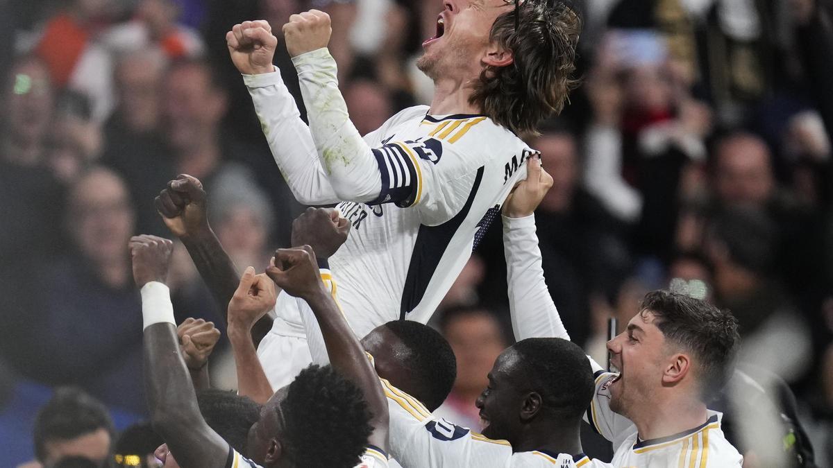 Luka Modric celebra el gol del triunfo ante el Sevilla en el Bernabéu