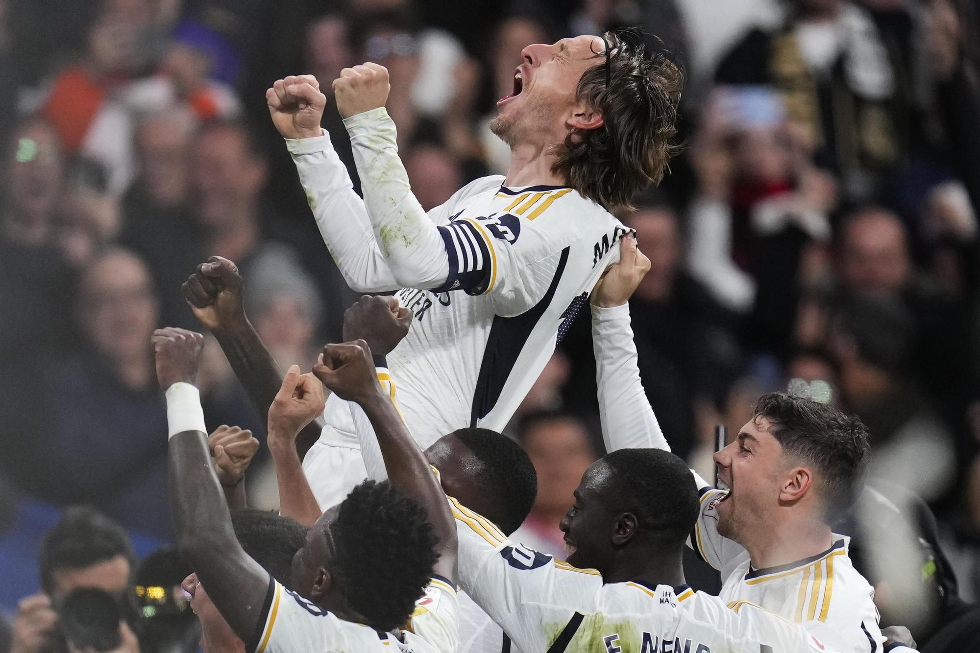 Luka Modric celebra el gol del triunfo ante el Sevilla en el Bernabéu