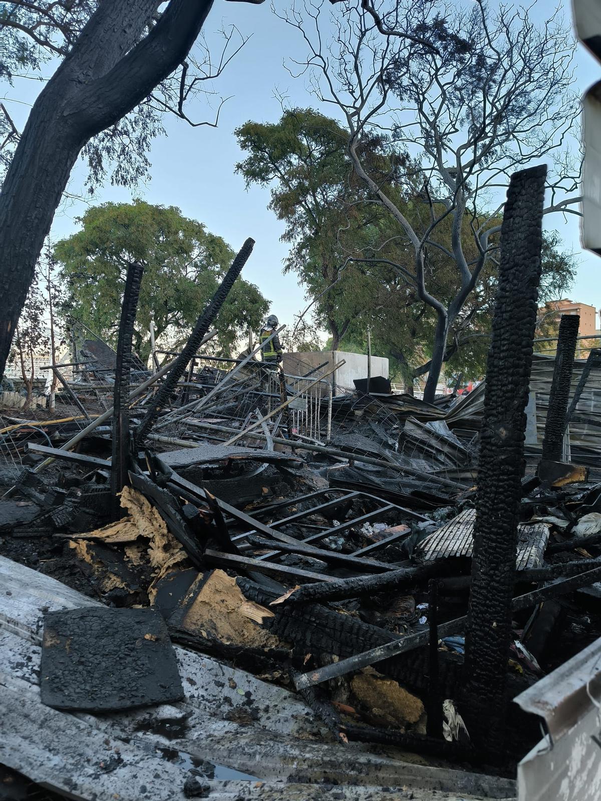 Incendio en un asentamiento de barracas en la calle de Bac de Roda de Barcelona
