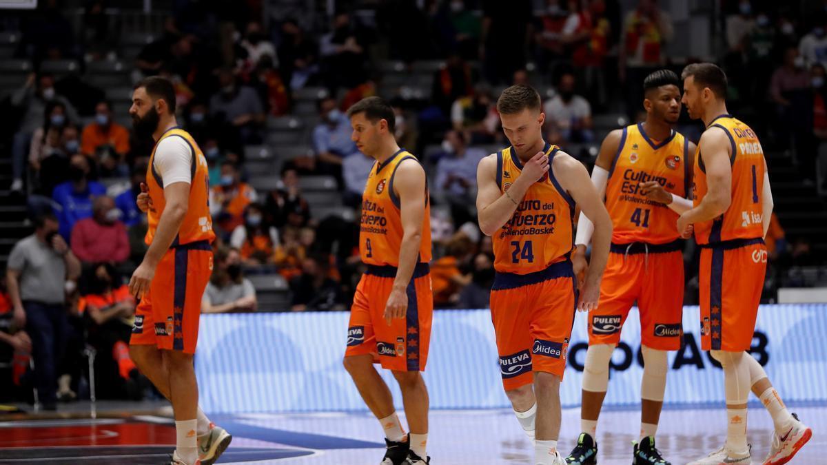 Los jugadores del Valencia Basket, cabizbajos en el partido ante el UCAM Murcia