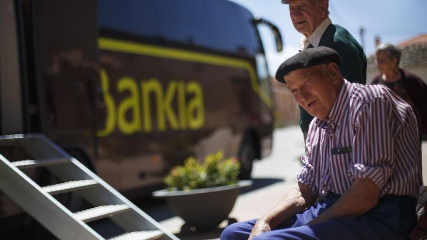 Uno de los autobuses de Bankia que visita las poblaciones donde no existen oficinas bancarias.