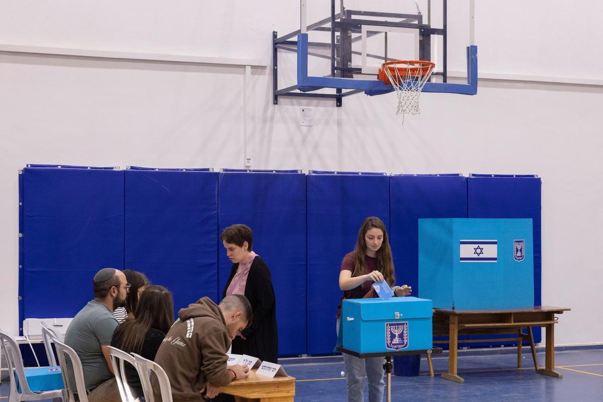 Un votante emite su voto en un colegio electoral en Jerusalén.Los israelíes comenzaron a votar el martes en sus quintas elecciones generales desde 2019, con el ex primer ministro Benjamin Netanyahu planeando su regreso como parte de una alianza. eso podría empoderar a la extrema derecha de la nación.