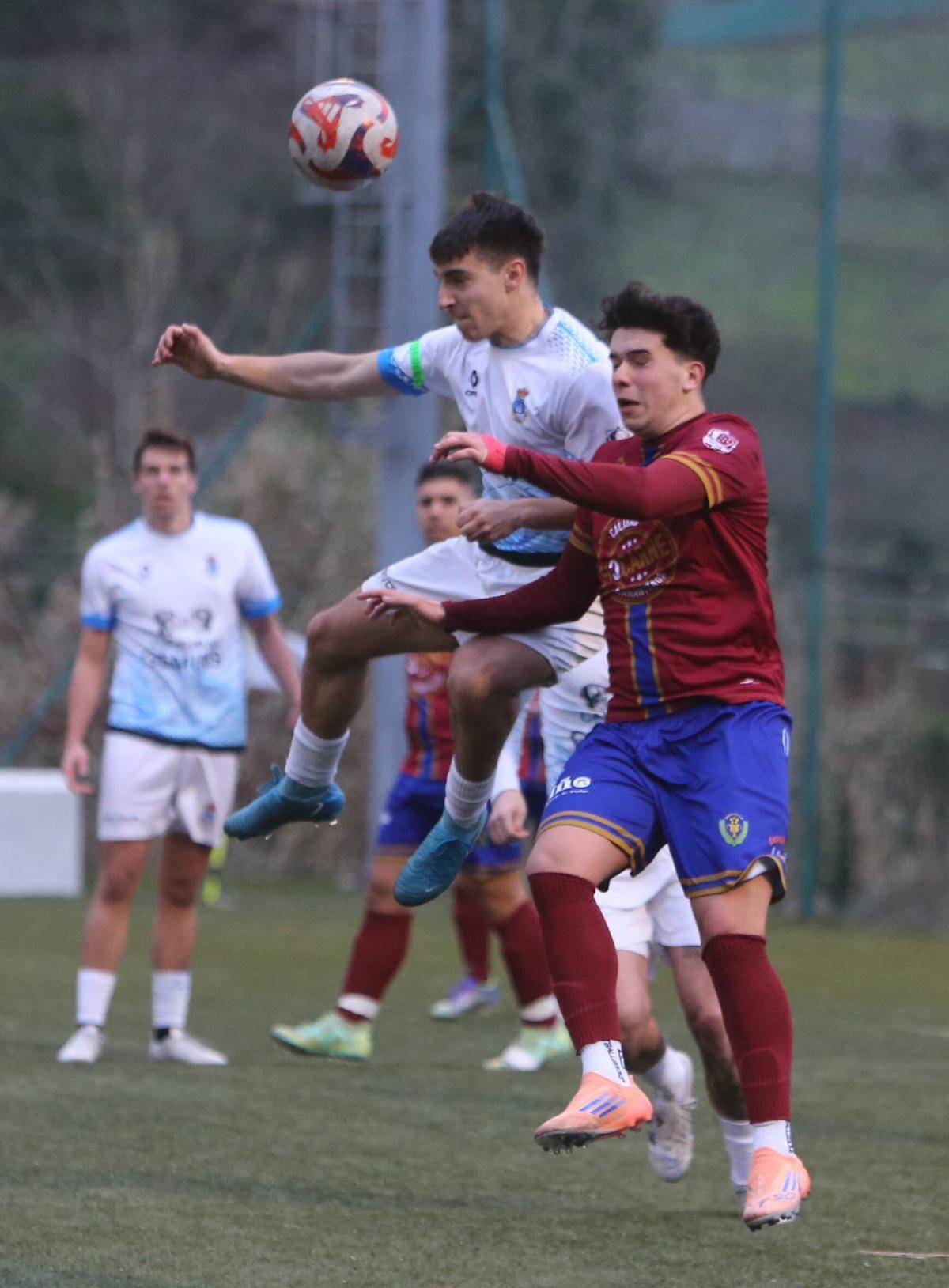 Una acción del encuentro de este domingo entre el Bueu y el Dorrón en el campo de A Graña.