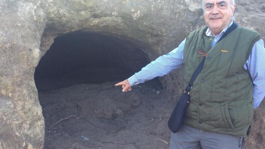 El profesor jubilado de la UMA Carlos Gonzalbes Cravioto, esta semana delante de la cueva principal de este complejo rupestre de Churriana.