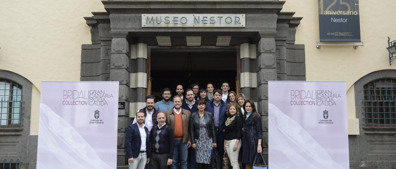 Foto de familia en el Museo Néstor con la consejera del Cabildo Minerva Alonso en el centro y el concejal del distrito Centro, José Eduardo Ramírez, a su lado.