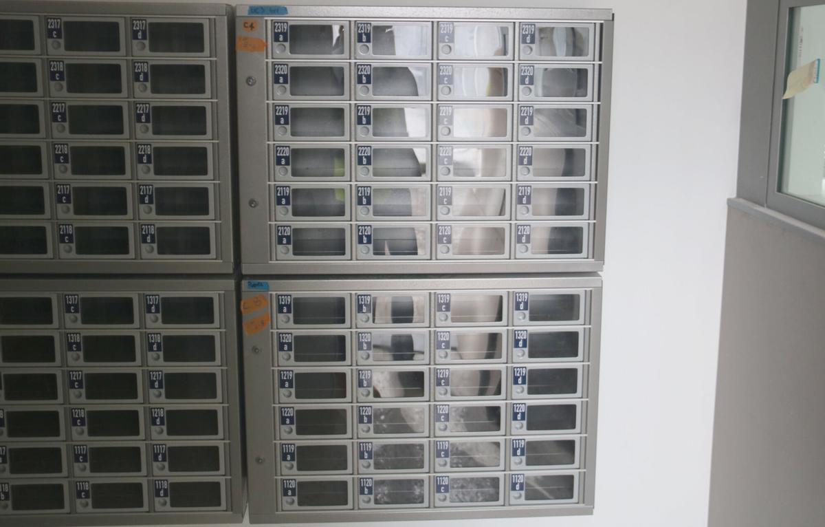 Taquillas de seguridad en la entrada del futuro centro penitenciario abierto de Barcelona, en la Zona Franca