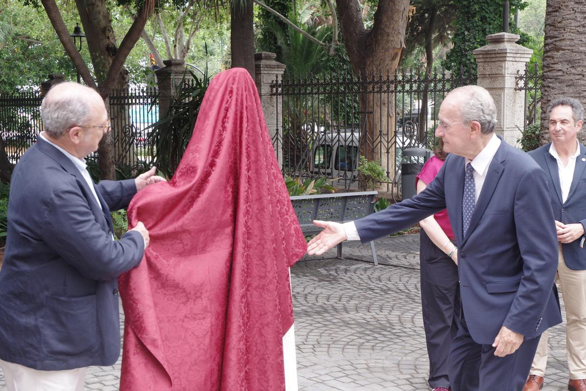 El Ayuntamiento instala un monumento en los jardines del Hospital Noble en reconocimiento al pintor Félix Revello de Toro