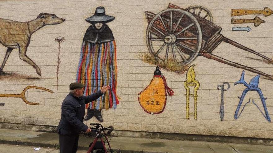 Un vecino en la mañana de ayer, señala en el mural algunos de los objetos de recuerdo.