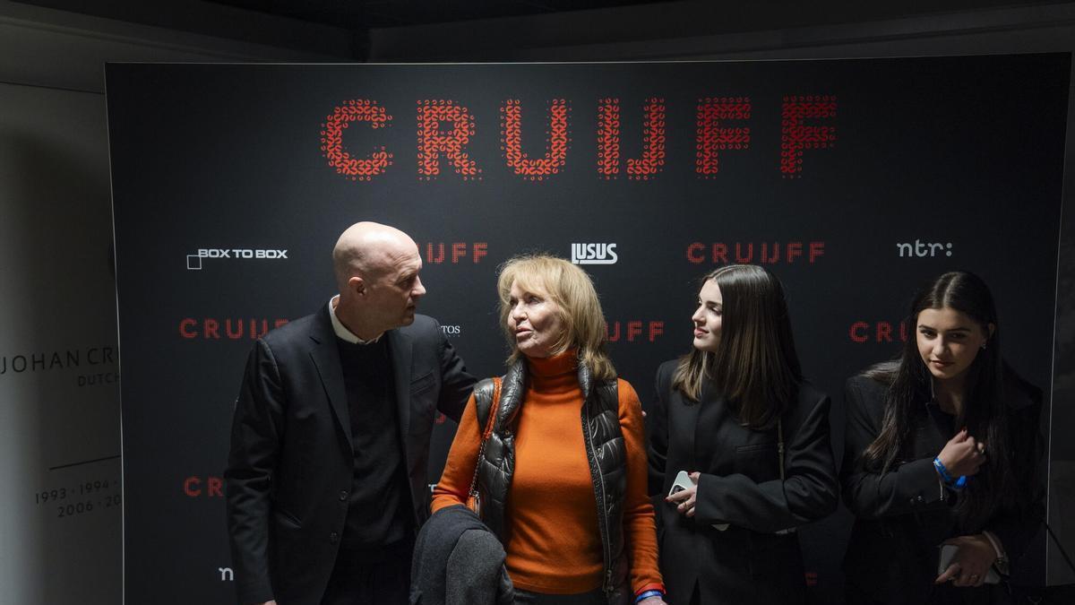Joan Laporta acompaña a la mujer de Johan Cruyff, Danny