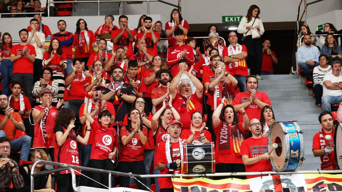 La afición del Casademont, animando durante un duelo en el Felipe