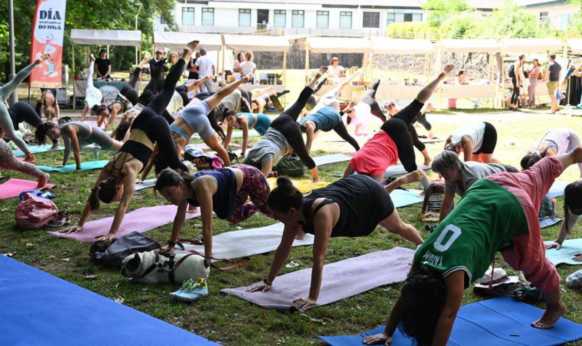 El parque urbano del río de Os Gafos, epicentro del yoga