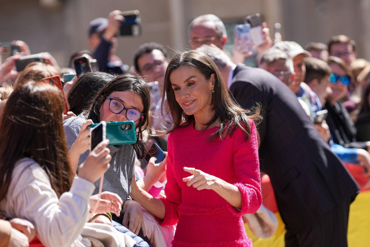 La reina Leticia saluda a numerosas personas a la salida del Ayuntamiento durante su visita a Jaén