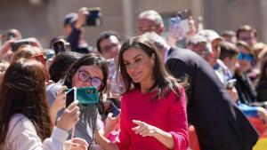 La reina Leticia saluda a numerosas personas a la salida del Ayuntamiento durante su visita a Jaén con motivo de la conmemoración del 1.200 aniversario de su capitalidad. A 17 de marzo de 2026, en Jaén (Andalucía, España). Los Reyes de España, Don Felipe y Doña Letizia, han visitado el Ayuntamiento, el Palacio del Condestable Iranzo y el Centro Cultural Baños Árabes de Jaén con motivo del 1.200 aniversario de la capitalidad de la ciudad. Les han acompañado el presidente de la Junta de Andalucía, Juanma Moreno; el alcalde, Julio Millán, y el presidente de la Diputación, Francisco Reyes. 17 MARZO 2026 Francisco J. Olmo / Europa Press 17/03/2026. Felipe VI;Reina Letizia de España;Juanma Moreno;Julio Millán;Francisco Reyes;Francisco J. Olmo;