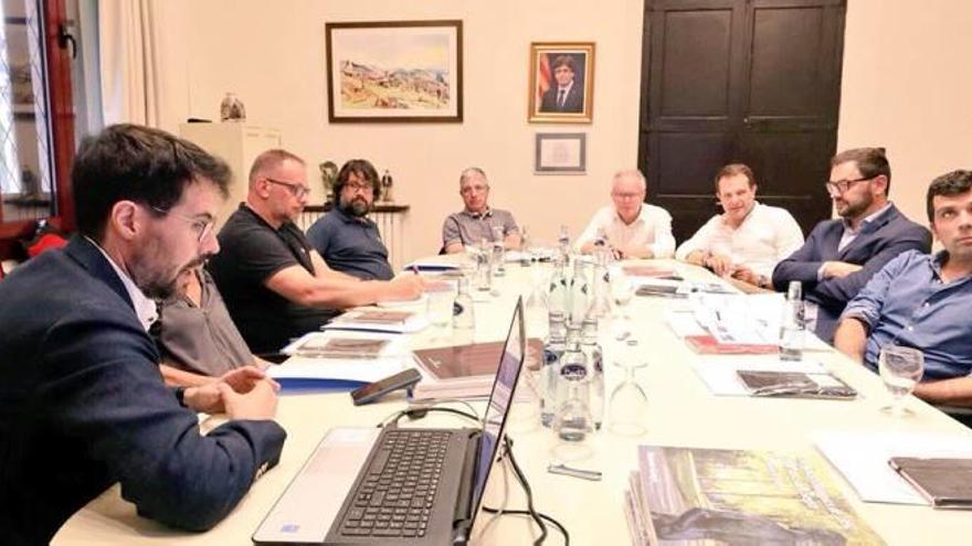 Una reunió de la delegació que acompanyava el consultor Gilbert Felli