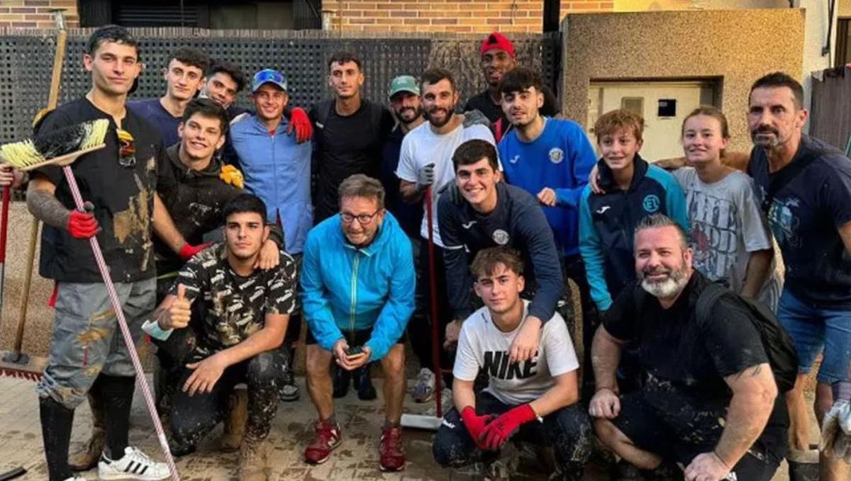 Iranzo junto con otros compañeros del Valencia CF quitando barro en Picanya tras la dana.