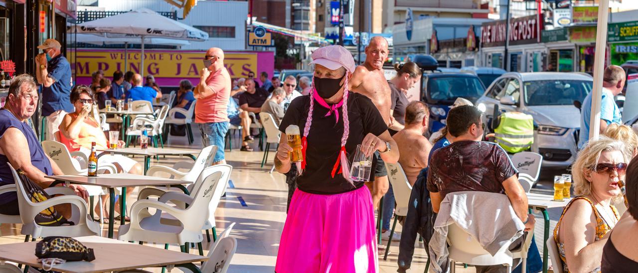 Turistas británicos en una terraza de Benidorm el verano pasado